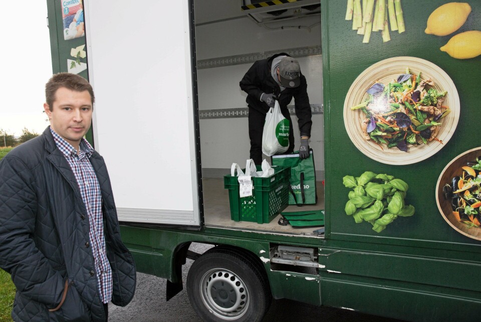 HOLDER SEG KALDT: Alexander Húngnes setter varene i kjølebager før levering, mens leder planlegging Andrei Rauta forklarer prosessen.