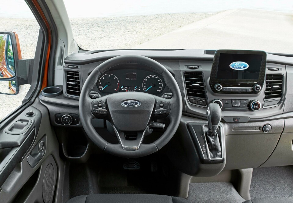 Sentralt plassert finner vi den store 8-tommers skjermen som arbeider sammen med SYNC 3 som kanskje er det enkleste infotainmentsystemet på markedet for tiden. Systemet gjenkjenner norsk og vi har god erfaring med kvaliteten fra andre Ford modeller.