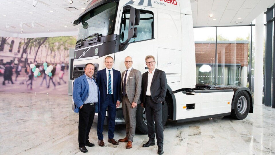Girteka har kjøpt 2000 Volvo FH. Fra venstre: Gunnar Ekwall, Vice President, Commercial Trucks Volvo Trucks Europe, Midaugas Raila, styreformann i Girteka Logistics, Jarkko Erne, Managing Director, Volvo Trucks Lietuva og Roger Alm, President, Volvo Trucks Europe.