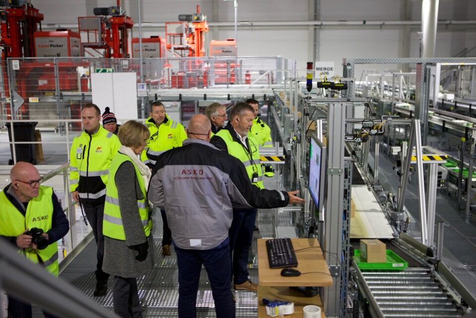 AUTOMATISK: Direktør på Asko Sentrallager Kjøl, Arild Åsmul viser gjestene rundt på anlegget under åpningen.