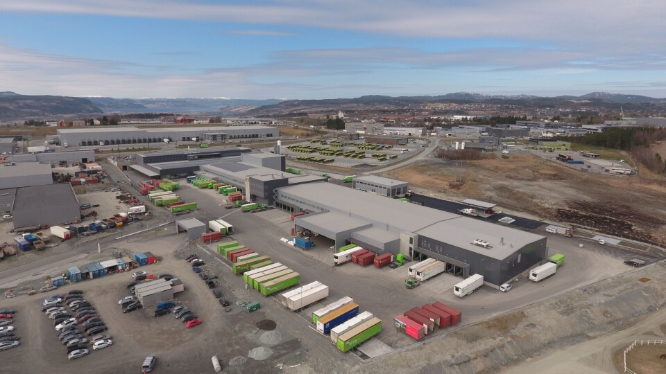 Brødrene Odd Roger (t.v.) og Per Ivar Tiller har til sammen 75 års erfaring fra Posten og Bring. Begge er regiondirektører i Midt-Norge, for henholdsvis post og logistikk, og har delt ansvar for det nye logistikksenteret. Her sammen med konsernsjef Tone Wille under åpningen 15. september.