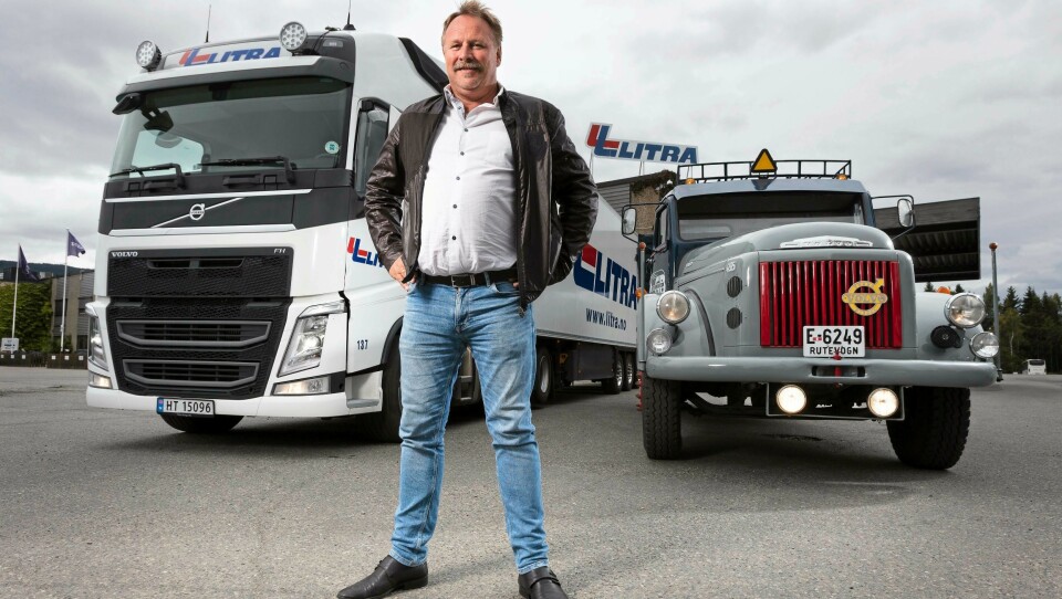 Vegard Narmo er konserndirektør i Litra AS, et av Norges største transportselskap, som nå kan markere 100 års virksomhet. På bildet er også en veteranbil, en Volvo L 495 Turbo og en Volvo FH. Mellom dem er det 50 års transporthistorie.