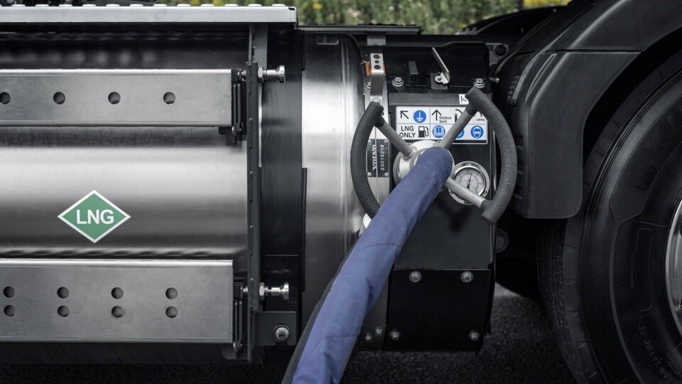 Ved å erstatte diesel med flytende naturgass eller biogass, kan CO2-utslippene fra tunge lastebiler reduseres betydelig, mener Volvo Trucks. Ved å erstatte diesel med flytende naturgass eller biogass, kan CO2-utslippene fra tunge lastebiler reduseres betydelig, mener Volvo Trucks.