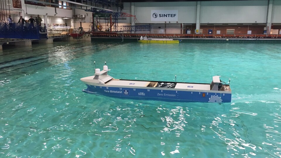 En seks meter lang modell av MV Yara Birkeland ble testet hos Sintef Ocean torsdag.