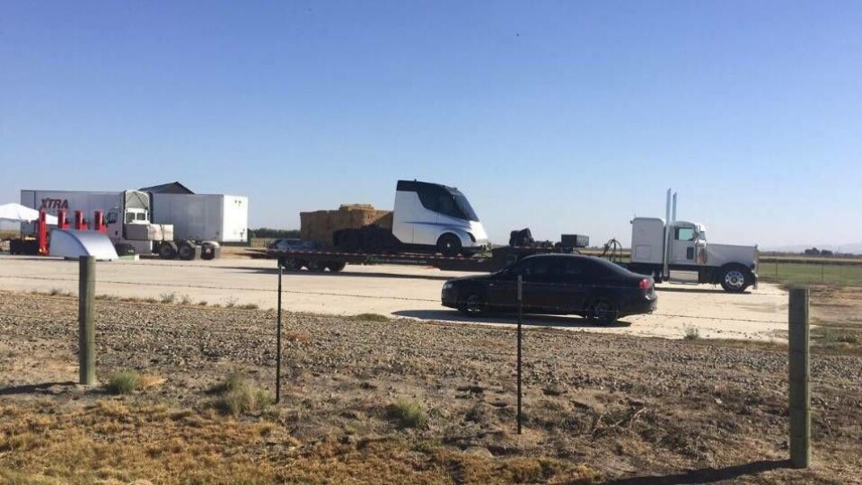 Dette bildet er delt på Reddit , og stammer angivelig fra Inyokern Airport, like nord for Teslas hovedkvarter i California.