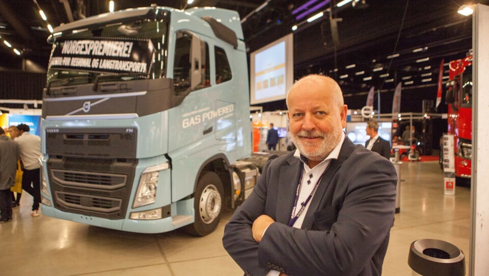 Torstein Magelssen er stolt av å kunne vise fram en gassdrevet Volvo FH på Gardermoen, og sier han har mange interesserte kunder.