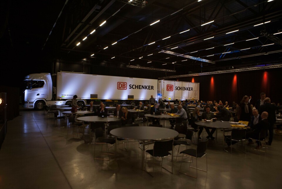 DB Schenker satser på 25,25 meter lange modulvogntog, og viser det fram i hovedsalen i The Qube på Gardermoen.