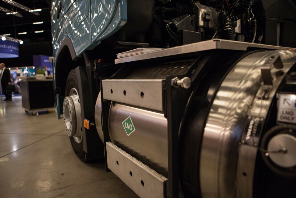 For å sikre maksimal kjørelengde, fylles tankene med LNG som lagres ved et trykk på 4–10 bar og en temperatur på -140 til -125 °C.