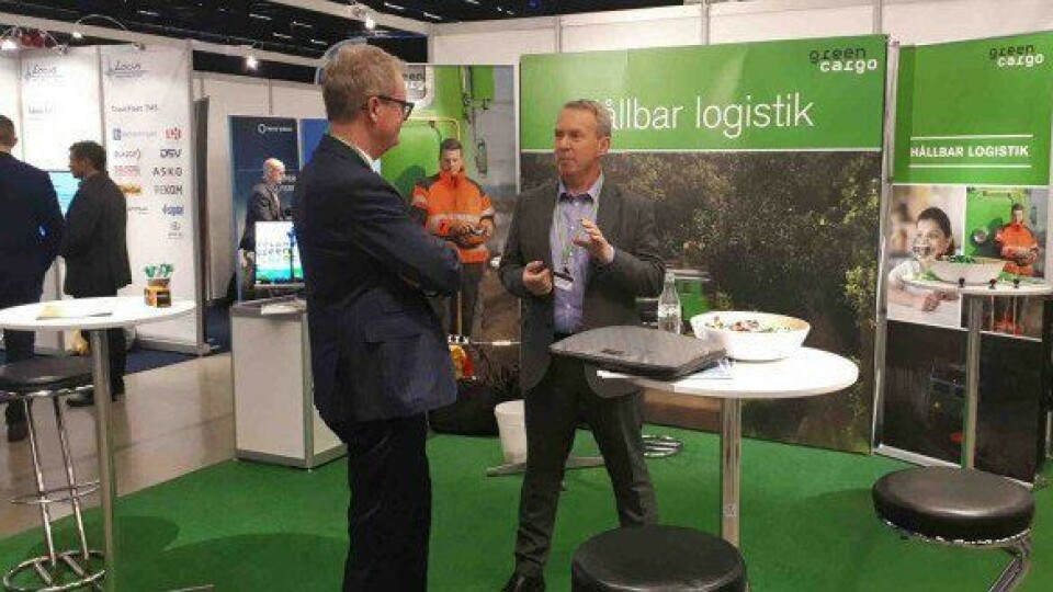 Kjell Owrehagen, vd i Green Cargo Norge, i dialog med en ikke ukjent jernbanemann, Bjarne Ivar Wist (t.v.).