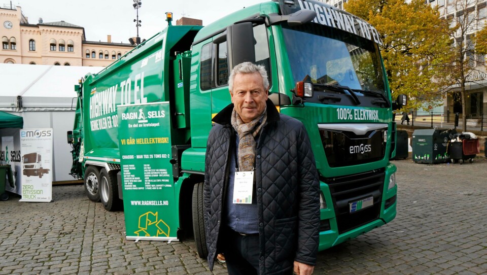 PÅ PLASS: Bjørn Hoen i Ragn-Sells med den nye elektriske renovasjonsbilen som nå tas i bruk i Oslo.