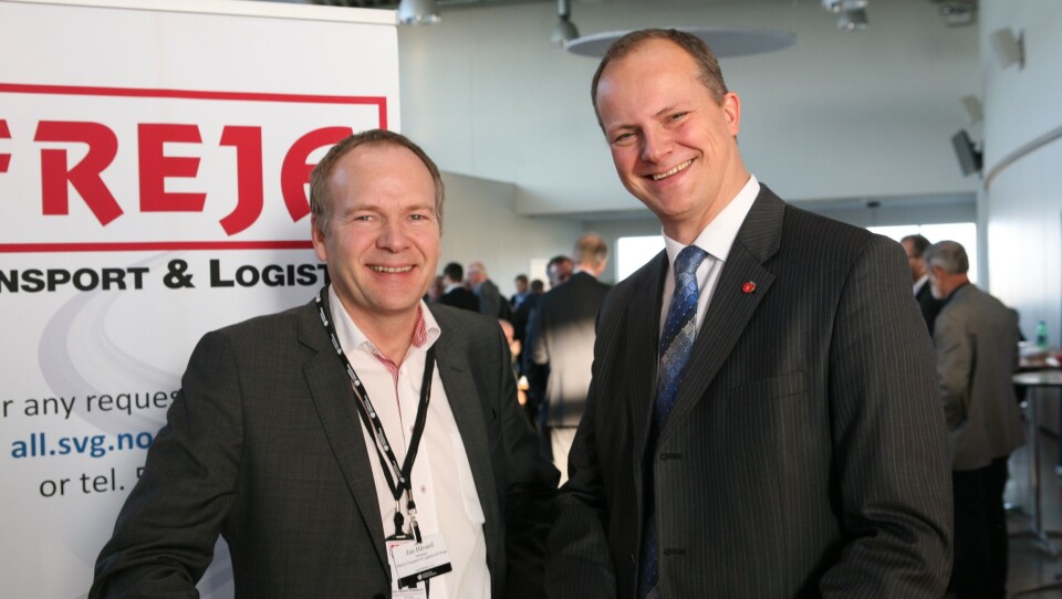 Tradisjonen tro var rogalendingen Ketil Solvik-Olsen hovedinnleder på Logstikkdagen 2017. Her sammen med konferansekomitèens leder og regiondirektør i FREJA Transport & Logistics, Jan Håvard Hatteland. Foto: Per Dagfinn Wolden
