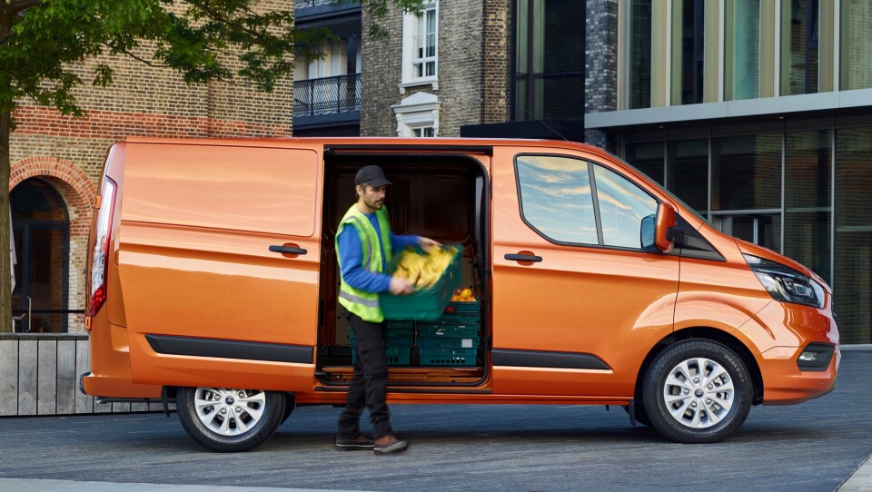 Ford lover at nye Ford Transit Custum er mer komfortabel, mer praktisk og propfull av nyttige funksjoner. Ford lover at nye Ford Transit Custum er mer komfortabel, mer praktisk og propfull av nyttige funksjoner.