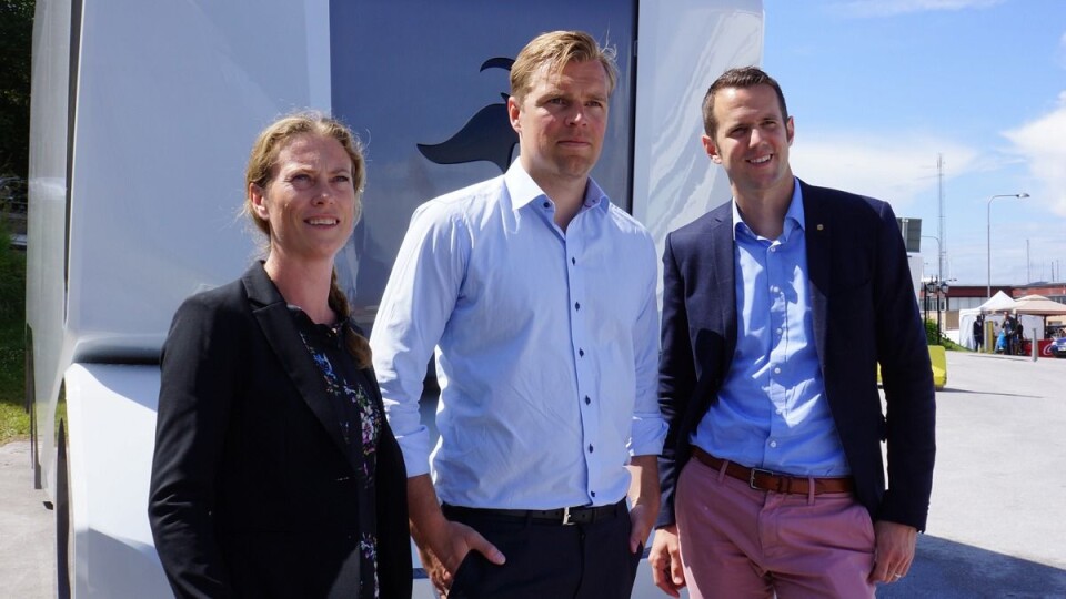 Emelie Hansson, holdbarhetsansvarig iLidl Sverige, Robert Falck administrerende direktør i Einride samt Johannes Fieber, administerende direktør i  Lidl Sverige foran den første Einride T-Pod.