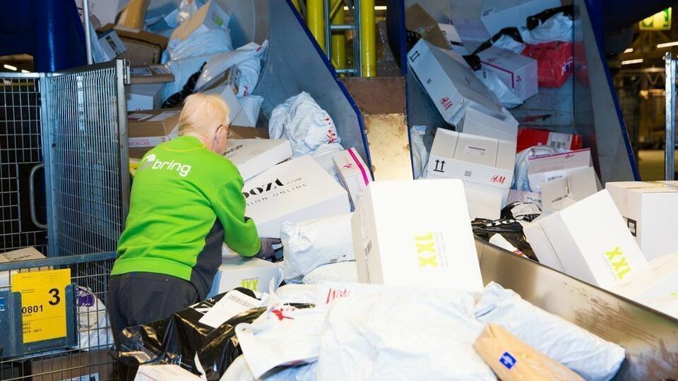 Det er travelt på Postens godssenter i Oslo. De aller fleste pakkene går gjennom denne terminalen.