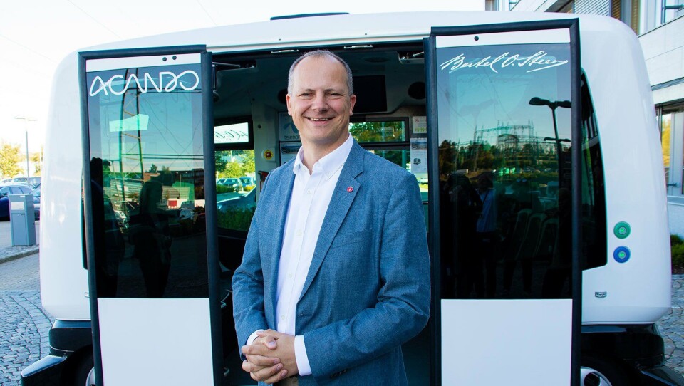 Samferdselsminister Ketil Solvik-Olsen foran en selvkjørende buss i sommer.