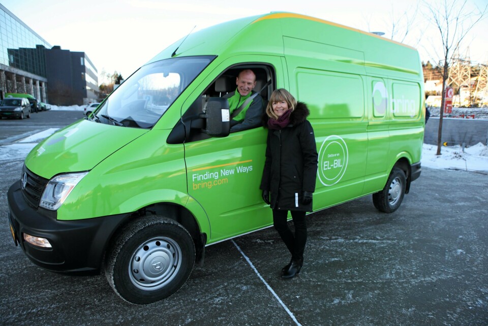 Sjåfør Kjell Arne Haugen og Hege Sagplass, miljøansvarlig i Posten og Bring. Den erfarne og stødige sjåføren Haugen skal teste Maxus EV80 i Oslo sentrum i desember/januar. Foto: Hans Kristian Barbø Sjåfør Kjell Arne Haugen og Hege Sagplass, miljøansvarlig i Posten og Bring. Den erfarne og stødige sjåføren Haugen skal teste Maxus EV80 i Oslo sentrum i desember/januar. Foto: Hans Kristian Barbø