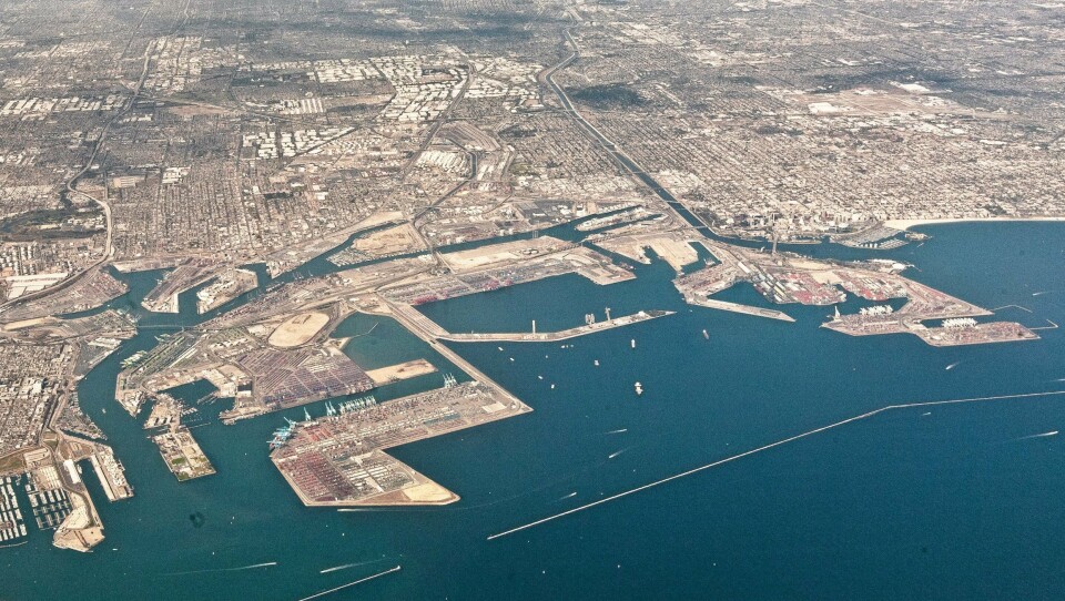 GIGANTHAVN: Long Beach havn (bildet) og Los Angeles havn forsyner 70 prosent av sjøbasert vareforsyning i USA. Foto: Wikimedia Commons.