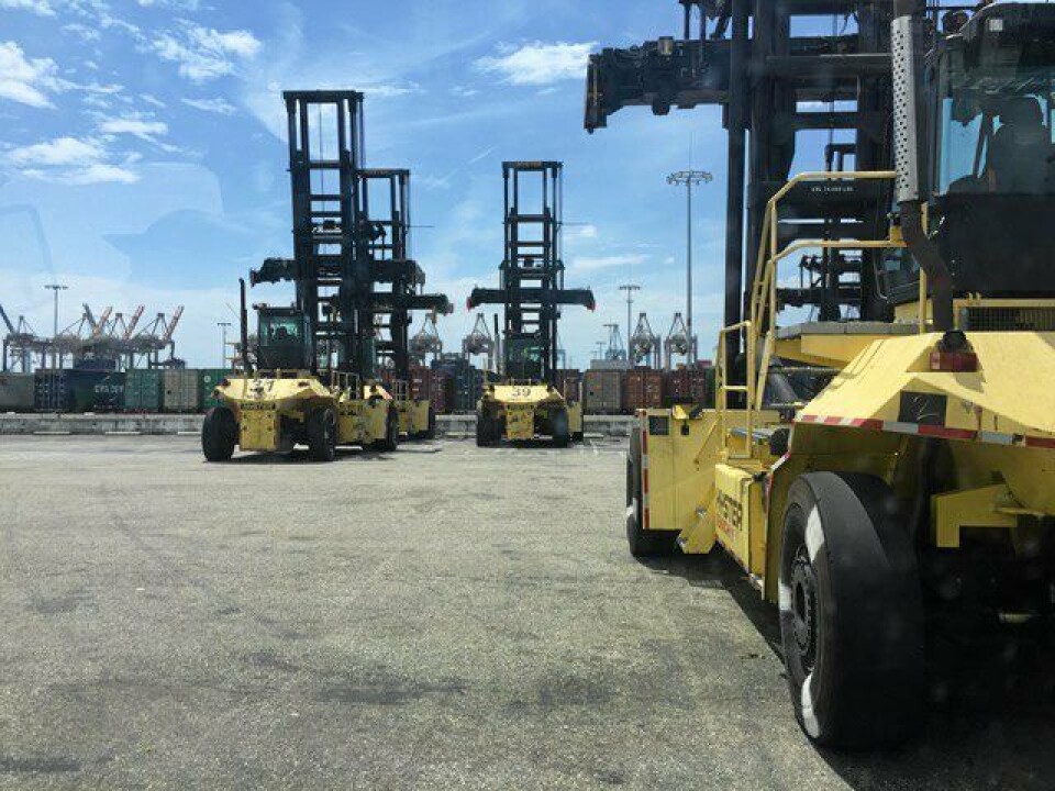 STORE OG ELEKTRIFISERTE: Reachstackere i Long Beach skal elektrifiseres med trådløs hurtiglading.
