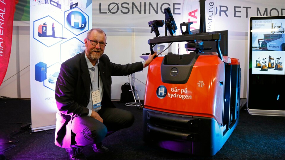 PÅ ZERO: Produktsjef Kjell Einar Totsås i Toyota Material Handling Norway AS med den ene BT-plukktrucken på hydrogen som skal til ASKO i Trondheim.