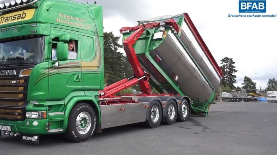 RASKT: Asfaltflakene stables oppå hverandre i løpet av cirka fem minutter.