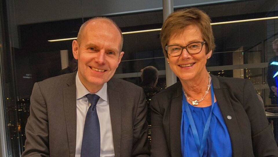 Gorm Frimannslund og Elisabeth Enger signerer den historiske avtalen som gir forutsigbarhet for jernbanens drift og vedlikehold i fire år framover.