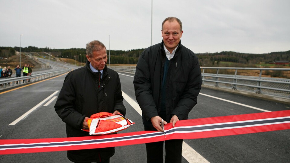 Mens Ketil Solvik-Olsen klipper snorer og holder fest for nye veier, bevilger ikke AS Norge på langt nær nok penger til å vedlikeholde fylkesveiene. Her sammen med vegdirektør Terje Moe Gustavsen. Foto: Per Dagfinn Wolden