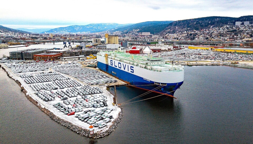 ”TESLA-BÅT”: På grunn av den store etterspørselen valgte Tesla like før jul å sende en den oversjøisk bilbåten ”Glovis Courage” direkte fra Zeebrugge til Drammen med hele 780 Tesla-biler ombord. Foto: Knut Brevik Andersen ”TESLA-BÅT”: På grunn av den store etterspørselen valgte Tesla like før jul å sende en den oversjøisk bilbåten ”Glovis Courage” direkte fra Zeebrugge til Drammen med hele 780 Tesla-biler ombord. Foto: Knut Brevik Andersen