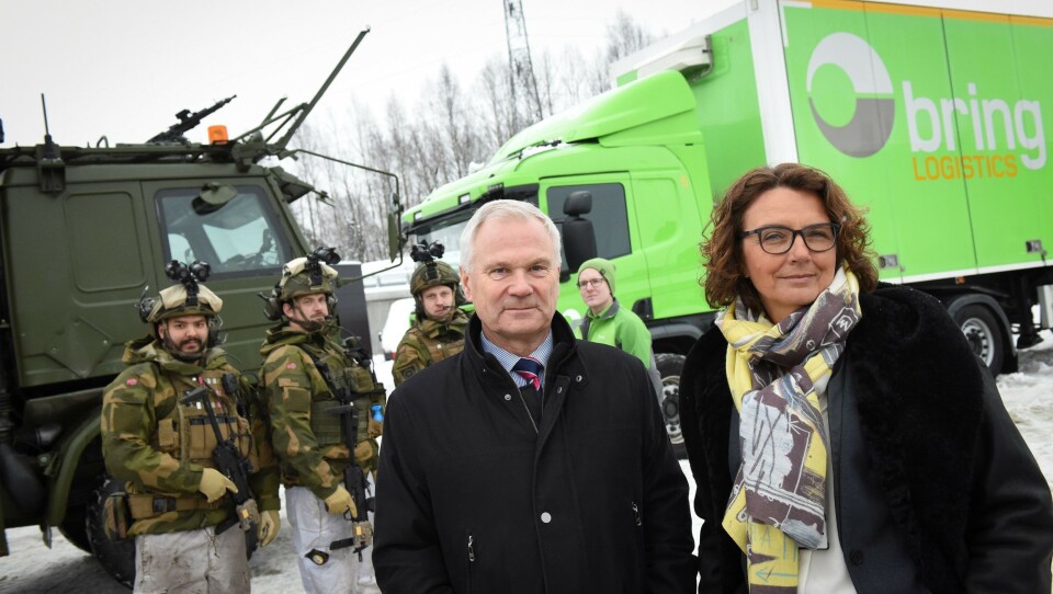 Administrerende direktør i FLO Petter Jansen og konsernsjef Tone Wille. Bak Bring-sjåfør Kim Roar Espelid.