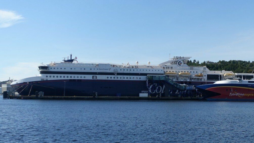 Nye biler som skal selges på Sørlandet, kan det være gunstig å ta inn over Kristiansand havn, påpeker en ny rapport.