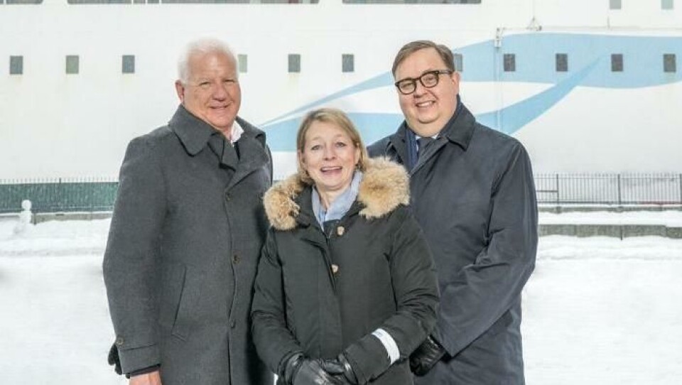 - Vi har valgt leverandør og er glade for at Stena Saga ønsker å benytte landstrømanlegget, sier eiendomsdirektør Åsa Nes i Oslo Havn KF. Her sammen med Ingemar Gustavsson, direktør i Processkontroll Elektriska AB (t.v.) og Johan Edelman, linjesjef i Stena Line, Oslo (t.h). Foto:Daniel Spiro/Oslo Havn KF.