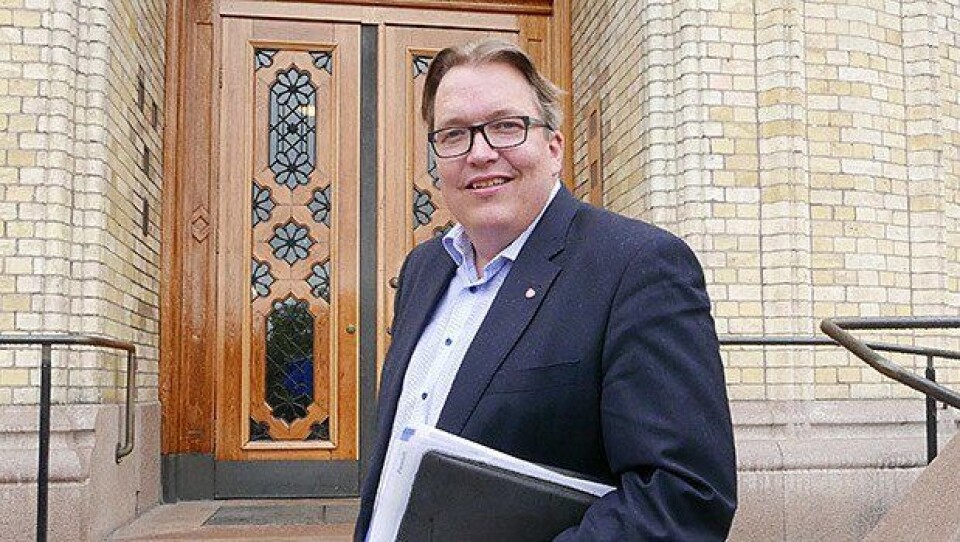 Sverre Myrli (46) fra Nes i Akershus er Arbeiderpartiets transportpolitiske talsmann og nestleder i Stortingets Transport- og kommunikasjonskomité, hvor han har vært medlem siden 2013. Han har 20 års erfaring fra Stortinget. Myrli er utdannet bachelor i offentlig styring fra HiO. Han har blant annet arbeidet i LO, Norsk folkehjelp og Forsvarsbygg og var i en periode politisk rådgiver i Samferdselsdepartementet under Thorbjørn Jaglands regjering. Myrli er opptatt av alle transportformer. Ikke minst det store omfanget av kabotasje som foregår i Norge i dag, både i lovlig og ulovlig form. Men han er også sterk tilhenger av mer gods på bane og sjø. Sverre Myrli (46) fra Nes i Akershus er Arbeiderpartiets transportpolitiske talsmann og nestleder i Stortingets Transport- og kommunikasjonskomité, hvor han har vært medlem siden 2013. Han har 20 års erfaring fra Stortinget. Myrli er utdannet bachelor i offentlig styring fra HiO. Han har blant annet arbeidet i LO, Norsk folkehjelp og Forsvarsbygg og var i en periode politisk rådgiver i Samferdselsdepartementet under Thorbjørn Jaglands regjering. Myrli er opptatt av alle transportformer. Ikke minst det store omfanget av kabotasje som foregår i Norge i dag, både i lovlig og ulovlig form. Men han er også sterk tilhenger av mer gods på bane og sjø.