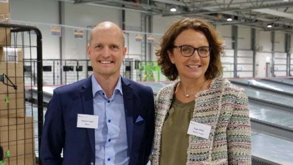 Brings konsernsjef Tone Wille og terminalansvarig Niclas Coster åpnet nylig et nytt, grønt logistikksenter i Mölnlycke. Foto: Bring