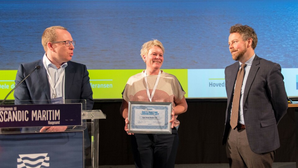 Daglig leder Arild Hoff og mannskapssjef Siw Svanevik i Egil Ulvan Rederi AS tok i mot prisen fra næringsminister Torbjørn Røe Isaksen.