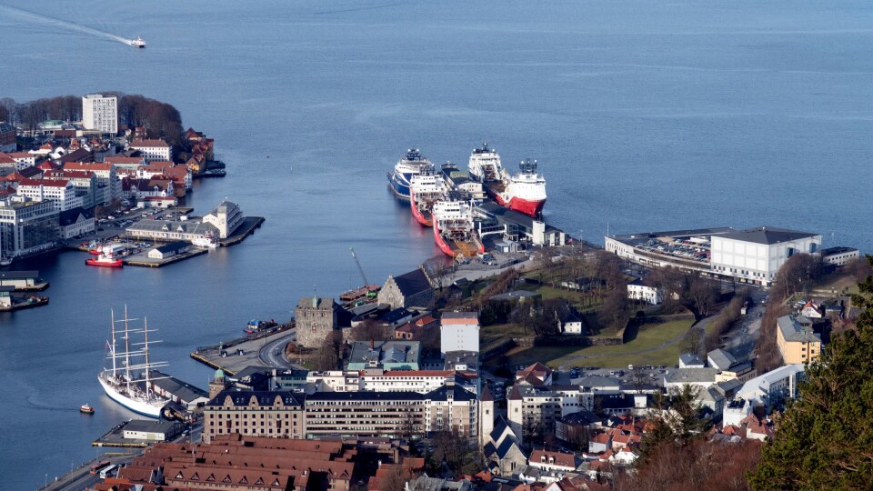 Bergen har hat store utfordringer med utslipp fra skip i havna. Nå reduseres det med landstrøm. Bergen har hat store utfordringer med utslipp fra skip i havna. Nå reduseres det med landstrøm.