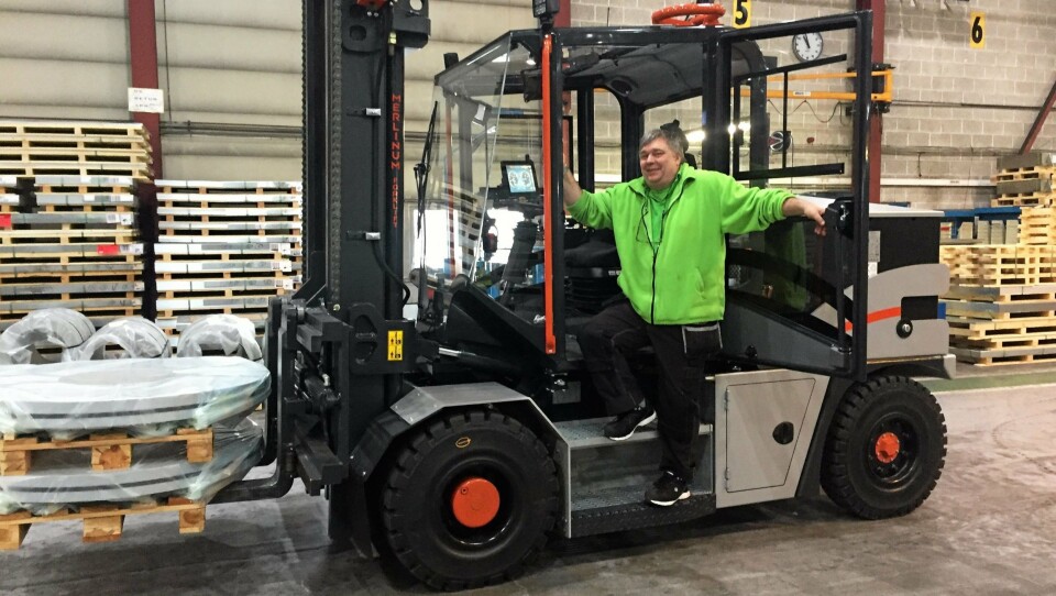 OVERBEVIST: Sjåfør Bjørn Larsen er meget godt fornøyd med å kjøre elektrisk stortruck.