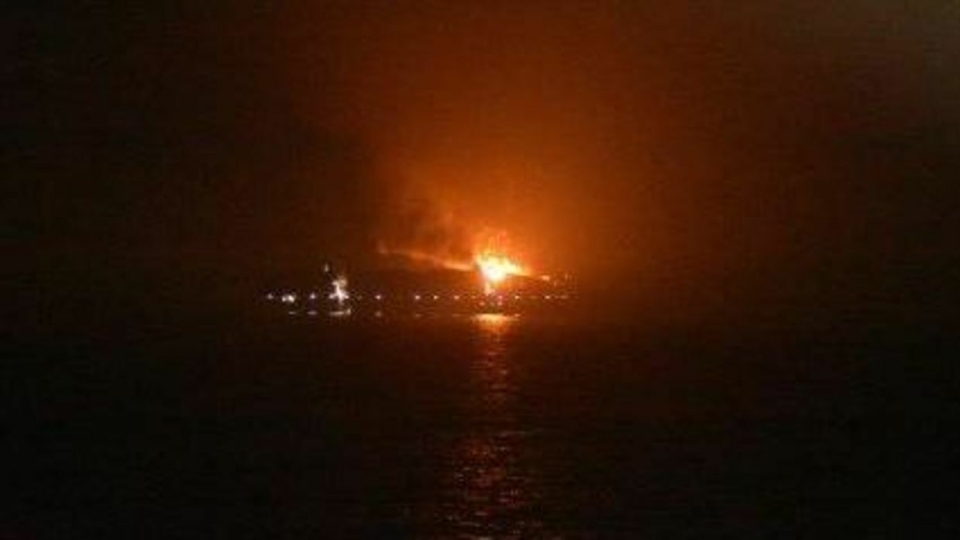 Indisk kystvakt jobber med å få kontroll over brannen.