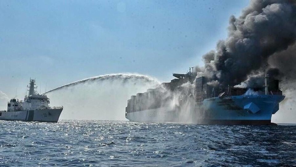 Den indiske kystvakten drev torsdag fortsatt med sluknings- og redningsarbeid rundt Maersk Honam. Foto: Indisk kystvakt