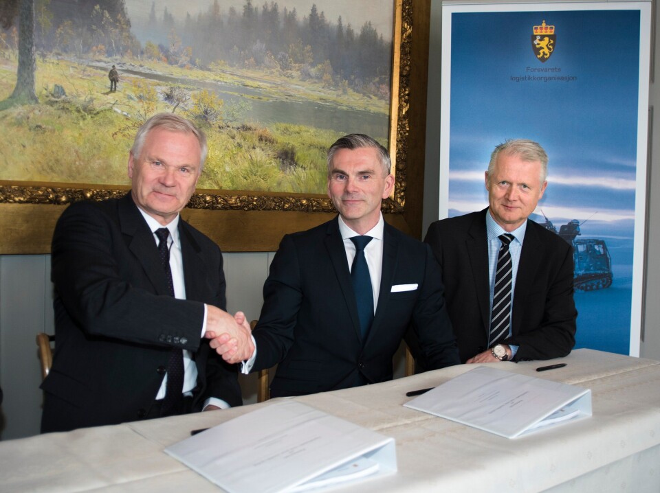 Signering av avtalen mellom Forsvaret og Bertel O. Steen. Fra venstre: Petter Jansen, adm. dir Forsvarets logistikkorganisasjon, Stian Skrefsrud, adm. dir i Bertel O. Steen Holding og Geir Remmem, adm. dir i Bertel O. Steen Industri.