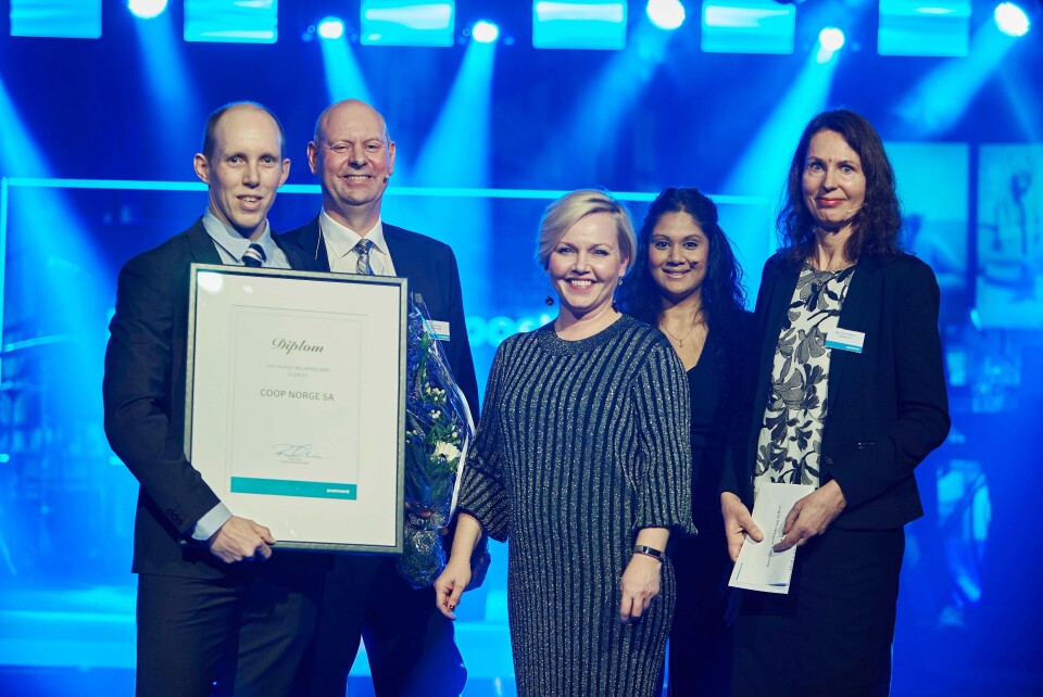 Coop fikk PostNords miljøpris. Fra venstre Magnus Røine (Coop), Gustaf Rabo (PostNord), Kristine Martinsen (PostNord), Susanne Wimalanathan (PostNord) og May-Kristin Willoch (PostNord).