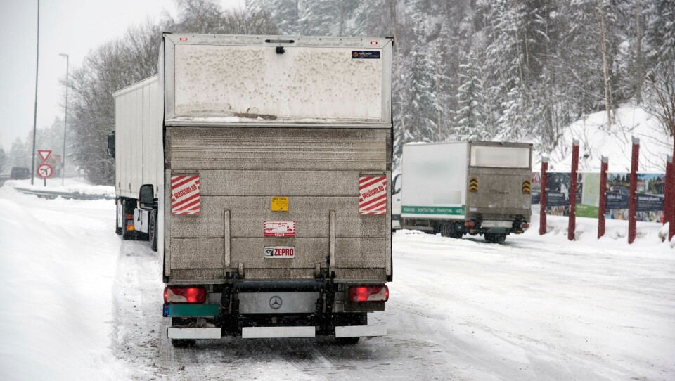 TO GANGER: Først ble varebilen tatt med totalvekt på 6 tonn. Noen timer senere ble den stoppet igjen (bilen med sladdet side). Da med 700 kilo i overlast og totalvekt på 4200 kilo.