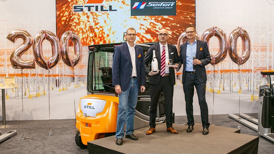 RX-truck nummer 200 000 ble overlevet til administrerende direktør Christian Stoll (midten) i Seifert Logistics Gmbh under LogiMAT 2018.