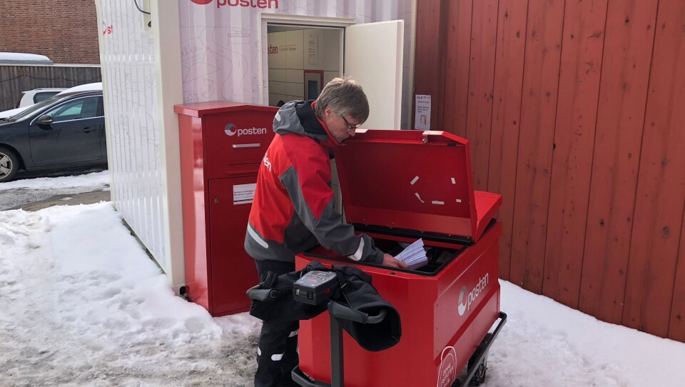 Postbud Svein Kyrre Hamnes med dagens leveranse av pakker og brev til postautomaten i Sandakerveien. FOTO: Posten