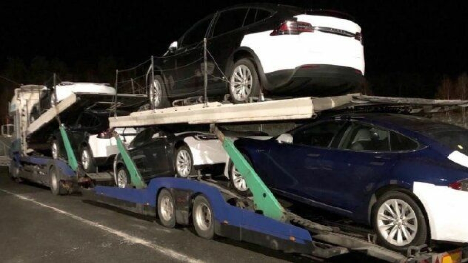 Elon Musk har bedt sine folk i Norge om å senke tempoet på levering av nye Tesla-er i Norge, slik at sikkerheten opprettholdes på norske veier.