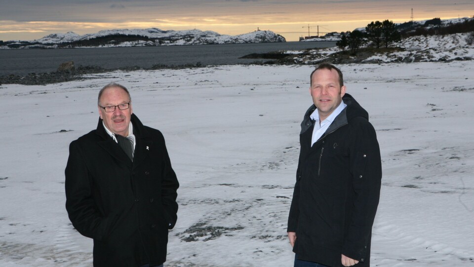 Oddvar Bakke (t.v.) og Paul Ingvar Dekkerhus, henholdsvis styreleder og havnedirektør i Nord-Trøndelag Havn Rørvik IKS (NTHR) inviterer til åpning av Kråkøya kysthavn. Foto: Per Dagfinn Wolden.