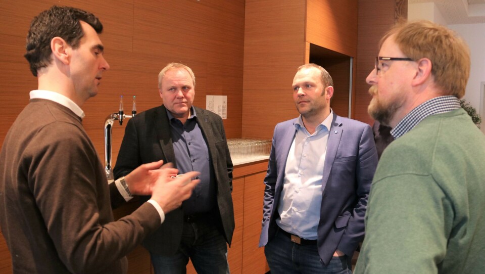 - Dialogen i Tenketanken gir grunn til å tro at Midt-Norge kan vise vei til bærekraftige transportløsninger for framtida, sier prosjektleder Paul Ingvar Dekkerhus (nummer to fra høyre). Her i samtale med logistikkdirektør Espen Andersen i Lerøy (fra venstre), regionsjef Roar Melum i Norges Lastebileier-forbund og Svein Kåre Aune (til høyre) i Trondheim havn. Foto: Torkil Marsdal Hanssen