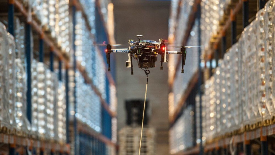 Automatisk varetelling på lageret med drone kan være en arbeids- og tidsbesparende prosess.