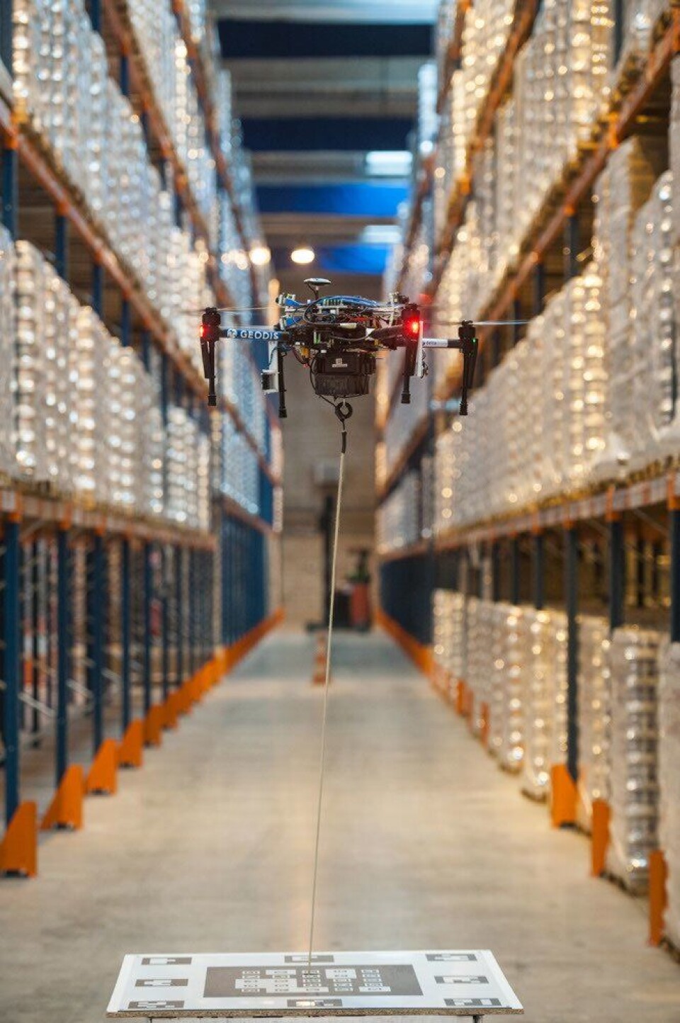Dronen er koblet til en robot på bakken, som blant annet forsyner dronen med strøm til lange oppdrag.