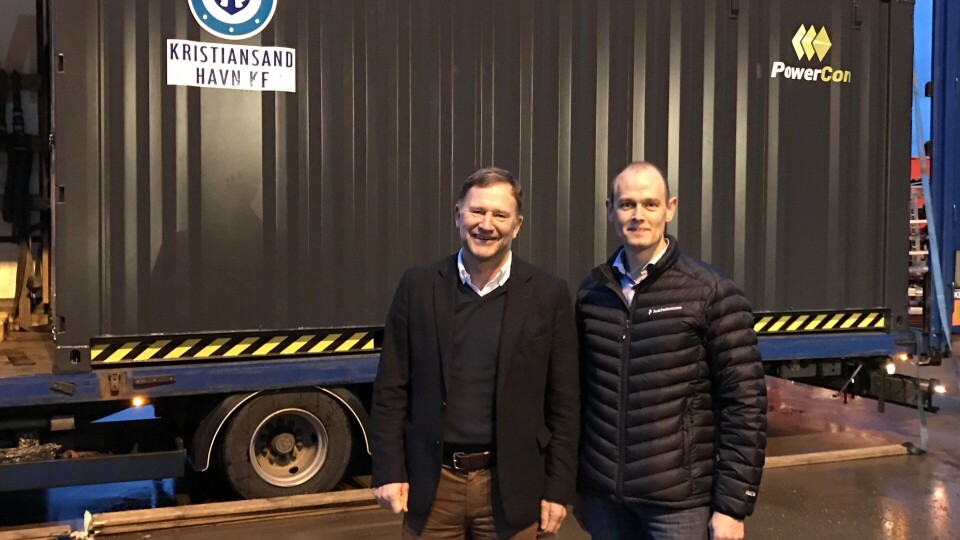 Landstrømanlegget vil bli integrert i totalt åtte av denne typen landstrømcontainere, som havnedirektør Halvard Aglen (t.v.) og en representant fra danske PowerCon, Peter Castberg Knudsen . Foto. Kristiansand Havn.