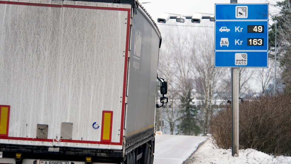 Næringstransporten må bidra i veibyggingen med bompenger. Næringstransporten må bidra i veibyggingen med bompenger.