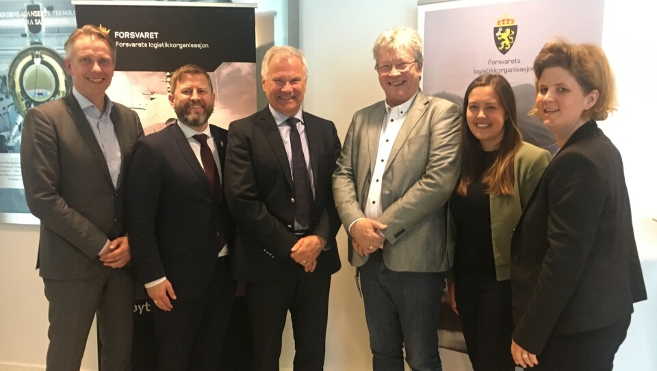 Signeringstreff på Akershus Festning onsdag ettermiddag. Fra venstre: Rolf Brustad, adm. direktør Blue Water Shipping (BWS), Lars Martin Ophus, General Manager Air & Sea, BWS, Petter Jansen, adm. direktør, FLO, Sture Flor Reiss, seksjonssjef transport og spedisjon, FLO, Mari Elise Hult Hamer, kaptein/jurist FLO, Åse Louise Rolfsøn Skogø, seniorrådgiver/kategoriansvarlig Transport, FLO.